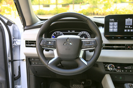 2023款三菱欧蓝德1.5T四驱尊耀版7座