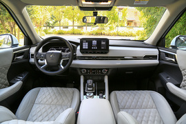 2023款三菱欧蓝德1.5T四驱尊耀版7座