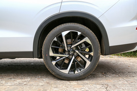 2023款三菱欧蓝德1.5T四驱尊耀版7座