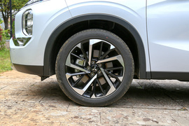 2023款三菱欧蓝德1.5T四驱尊耀版7座