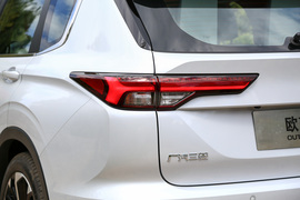 2023款三菱欧蓝德1.5T四驱尊耀版7座