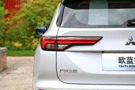 2023款三菱欧蓝德1.5T四驱尊耀版7座