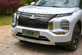 2023款三菱欧蓝德1.5T四驱尊耀版7座