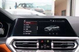 2023款宝马M4双门轿跑车