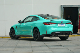 2023款宝马M4双门轿跑车