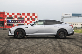   2022款哪吒S 纯电 715km 后驱大版