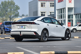 2022款长安深蓝SL03