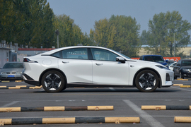 2022款长安深蓝SL03