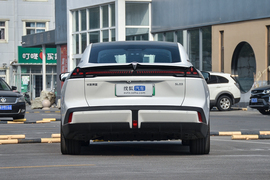 2022款长安深蓝SL03