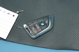 2023款宝马M3四门轿车