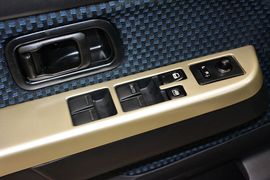 2013款日产帕拉丁2.4L手动标准型四驱(国四)