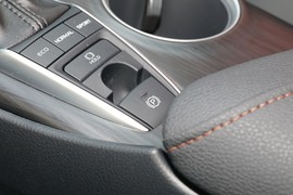 2023款丰田凯美瑞