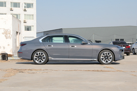 2023款宝马740Li
