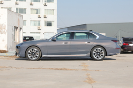 2023款宝马740Li