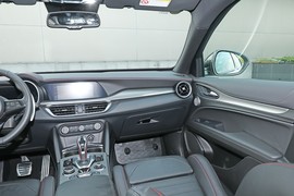 2023款阿尔法·罗密欧Stelvio斯坦维