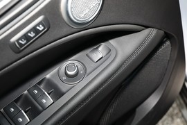 2023款阿尔法·罗密欧Stelvio斯坦维