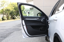 2023款阿尔法·罗密欧Stelvio斯坦维