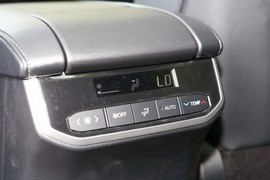 2023款丰田皇冠陆放