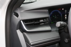 2024款丰田凯美瑞