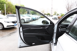 2024款丰田凯美瑞