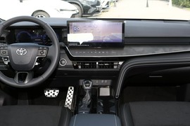 2024款丰田凯美瑞