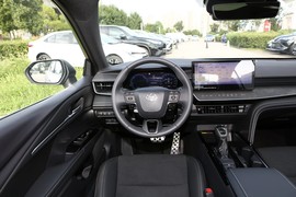 2024款丰田凯美瑞