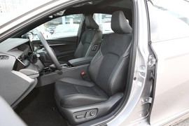 2024款丰田凯美瑞