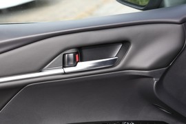 2024款丰田凯美瑞