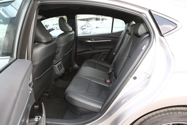 2024款丰田凯美瑞