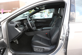 2024款丰田凯美瑞