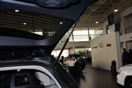 2014款Jeep指南者2.0L改款两驱精英版