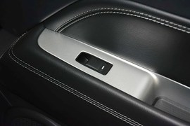 2014款Jeep指南者2.0L改款两驱精英版