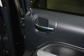 2014款Jeep指南者2.0L改款两驱精英版