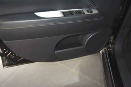 2014款Jeep指南者2.0L改款两驱精英版