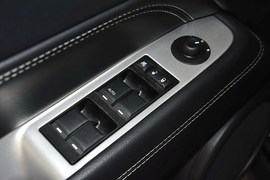 2014款Jeep指南者2.0L改款两驱精英版