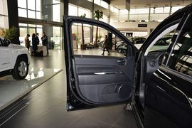 2014款Jeep指南者2.0L改款两驱精英版