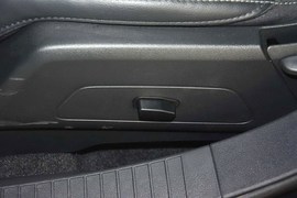 2014款Jeep指南者2.0L改款两驱精英版