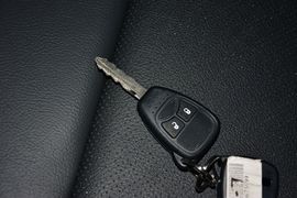 2014款Jeep指南者2.0L改款两驱精英版