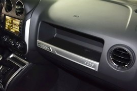 2014款Jeep指南者2.0L改款两驱精英版
