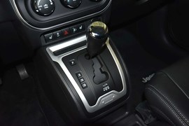 2014款Jeep指南者2.0L改款两驱精英版