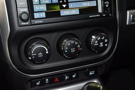 2014款Jeep指南者2.0L改款两驱精英版