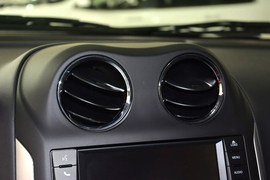 2014款Jeep指南者2.0L改款两驱精英版
