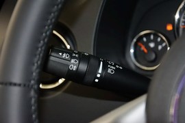2014款Jeep指南者2.0L改款两驱精英版