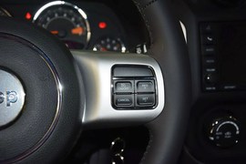 2014款Jeep指南者2.0L改款两驱精英版
