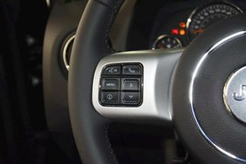 2014款Jeep指南者2.0L改款两驱精英版