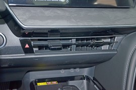 2024款丰田凯美瑞