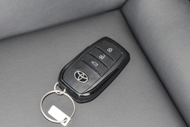 2024款丰田凯美瑞