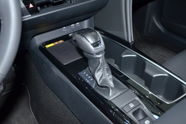 2024款丰田凯美瑞