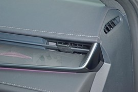 2025款丰田凯美瑞