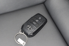 2025款丰田凯美瑞